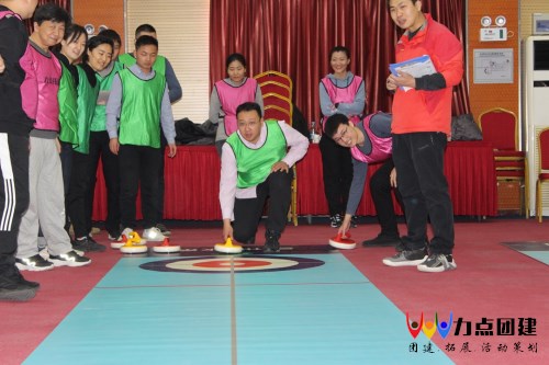 ”與冬奧同行“北京主題團建旱地冰壺